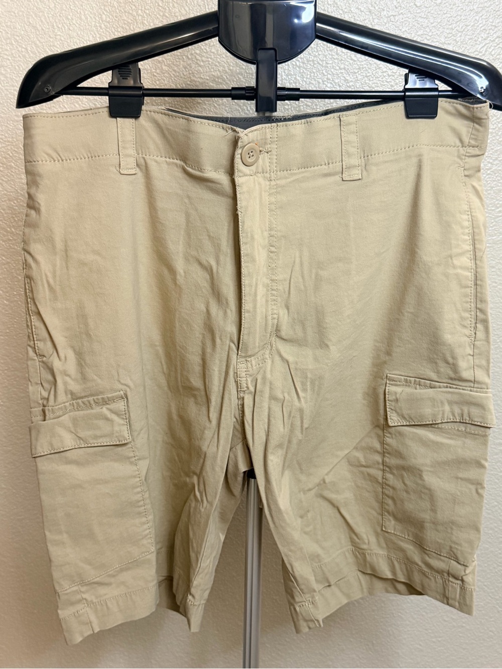 Men's Khaki Cargo Shorts with Side Pockets